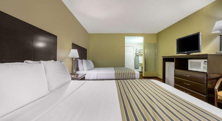 Econo Lodge Inn & Suites Triadelphia - Wheeling