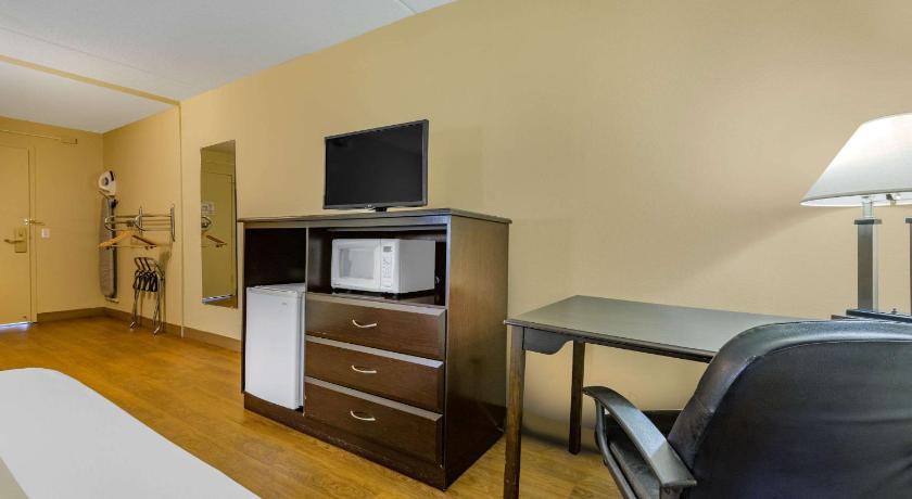 Econo Lodge Inn & Suites Triadelphia - Wheeling