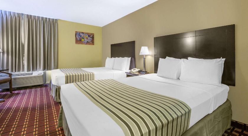 Econo Lodge Inn & Suites Triadelphia - Wheeling