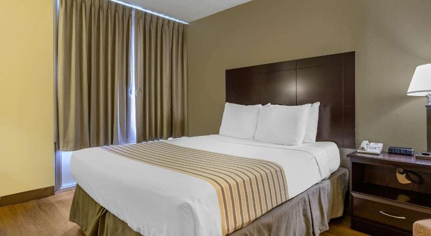 Econo Lodge Inn & Suites Triadelphia - Wheeling