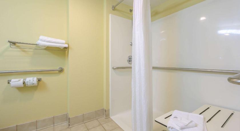 Econo Lodge Inn & Suites Triadelphia - Wheeling