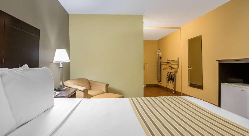 Econo Lodge Inn & Suites Triadelphia - Wheeling