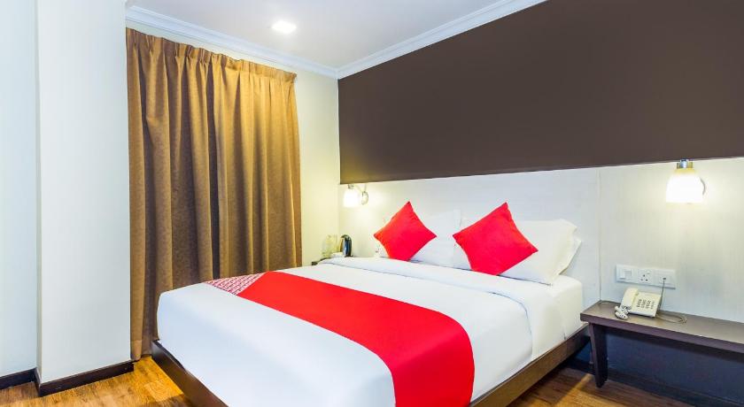 a hotel room with a large bed and a large window, OYO 431 Hotel De Grand Orchard in Kuala Lumpur