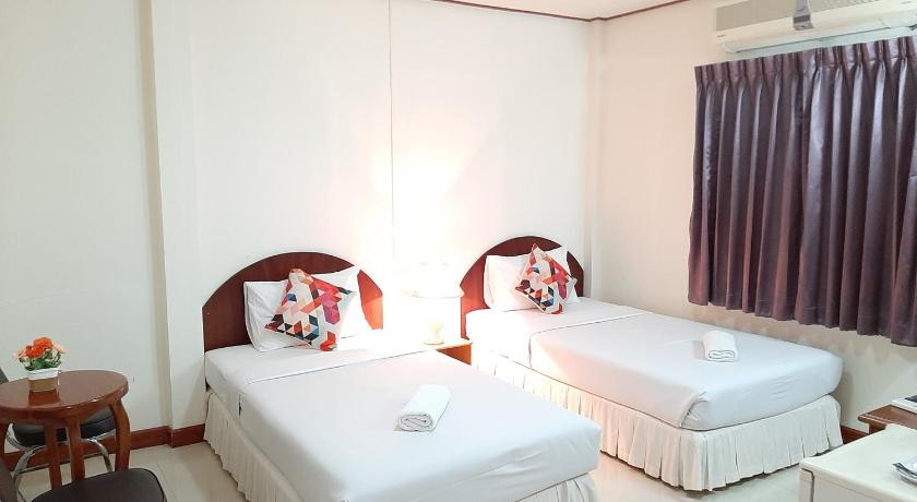 a hotel room with two beds and two lamps, สตาร์ รีสอร์ท (สี่แยก จปร) in Nakhon Nayok