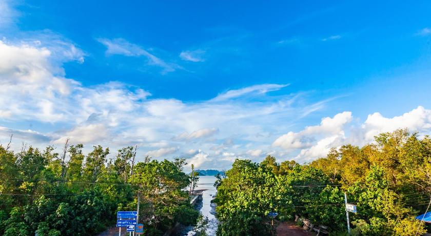 Image of Superior Suite - Sea View & Balcony 9