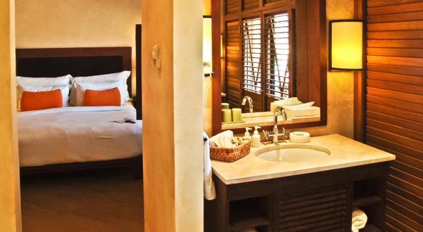 Image of Deluxe King Room 3