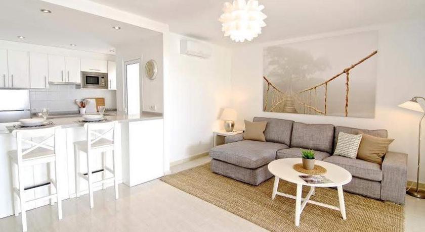 Ground floor apartment suite with private garden, Los Charcos — Hotel in Lanzarote