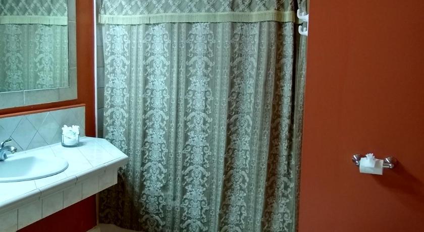 Deluxe Colonial King Room with Living Space (Lobby Entrance) attēls 4