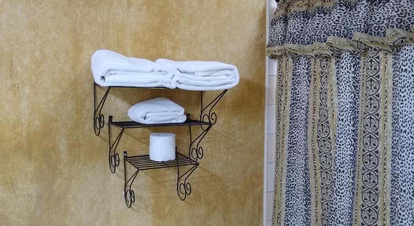 Deluxe Colonial Queen Room - 2 Queen Beds (Verandah Access) attēls 17