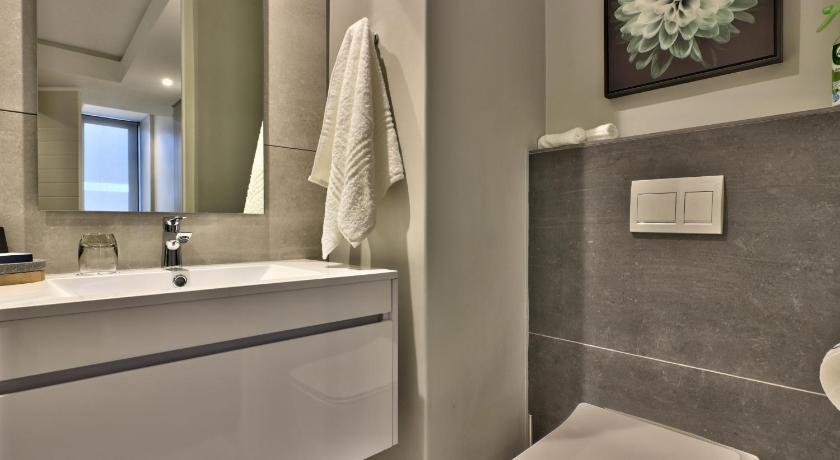 35 on Main Luxury Apartment by Totalstay photo