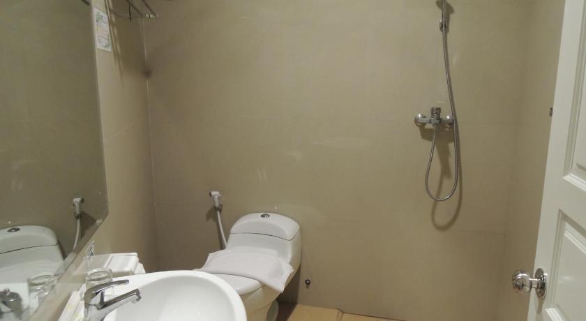 a bathroom with a toilet and a sink, Hotel 55 in Jakarta