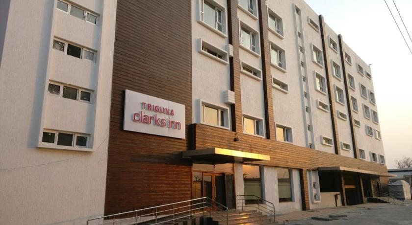 Triguna Clarks Inn 