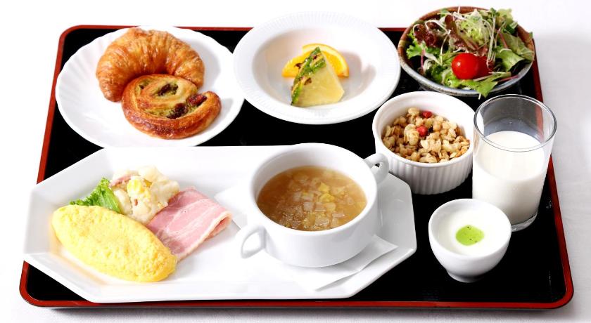 a tray of food on a table, Hotel Garden Palace in Kumagaya