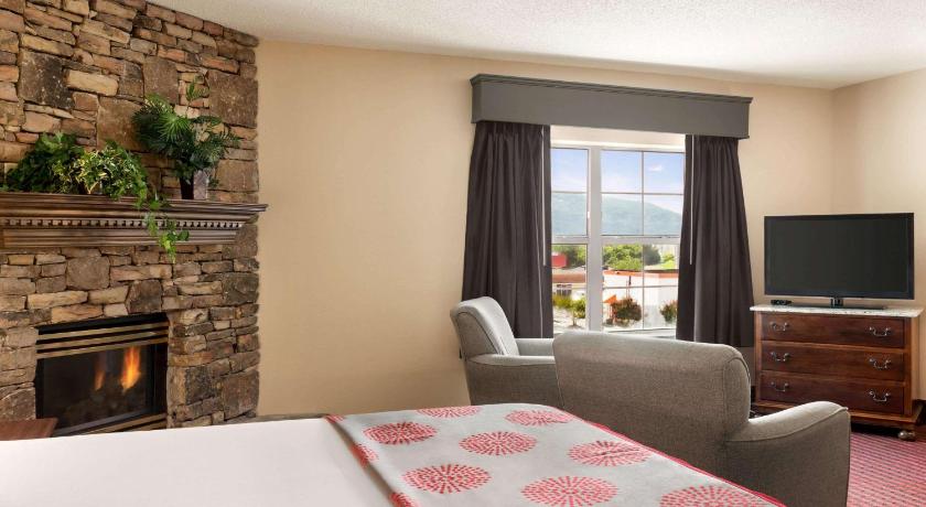 Image of 1 King Bed Studio Suite No Smoking 6