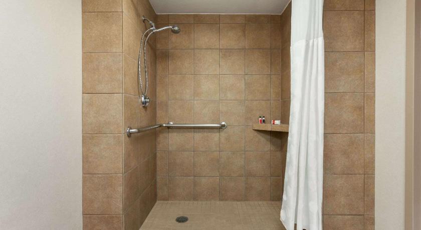 Image of Accessible King Bed 5