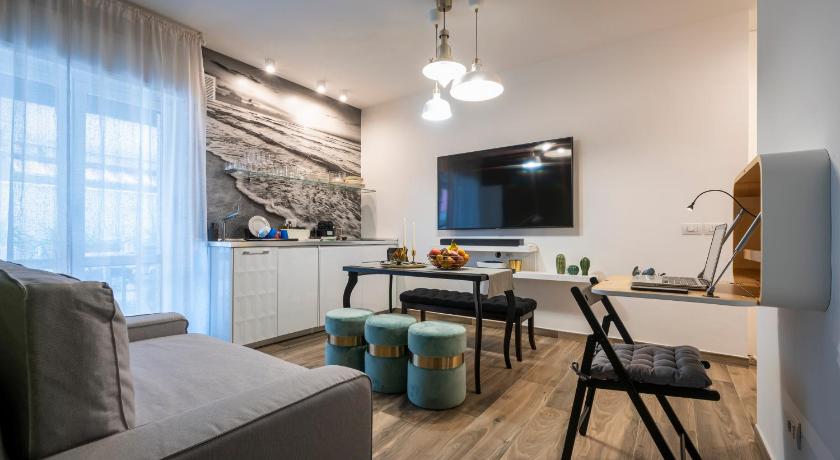 Alga 5-Star Boutique Apartment Steps from the Sea