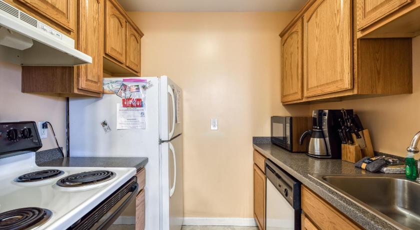 a kitchen with a stove, refrigerator, sink and cabinets, Dolphin Manor in Ocean City (MD)