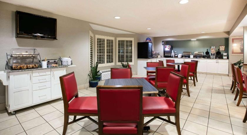 Baymont by Wyndham Braselton / Winder photo