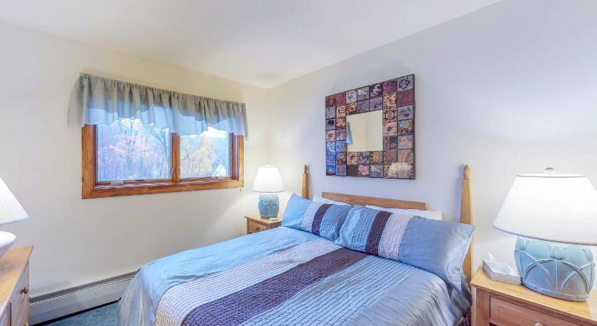 a bedroom with a bed, a desk, and a painting on the wall, Sunrise: West Glade-H2 in Killington (VT)