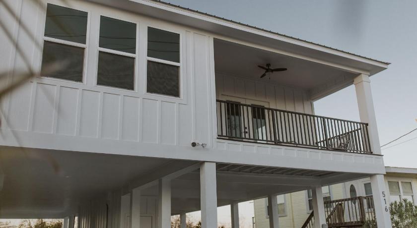 a house with a large window and a balcony, Cactus Cove Hangout in Gulf Shores (AL)