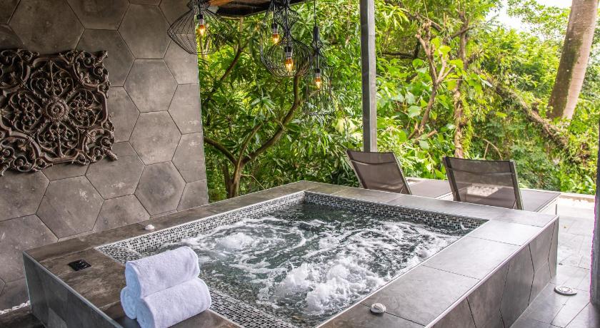 Image of Pacific Spa Bath Suite 7
