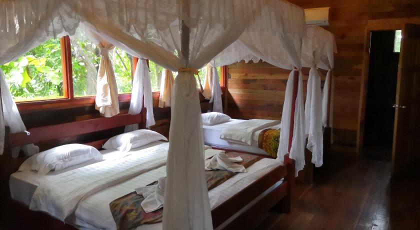 Image of Triple Room with Private Bathroom 4