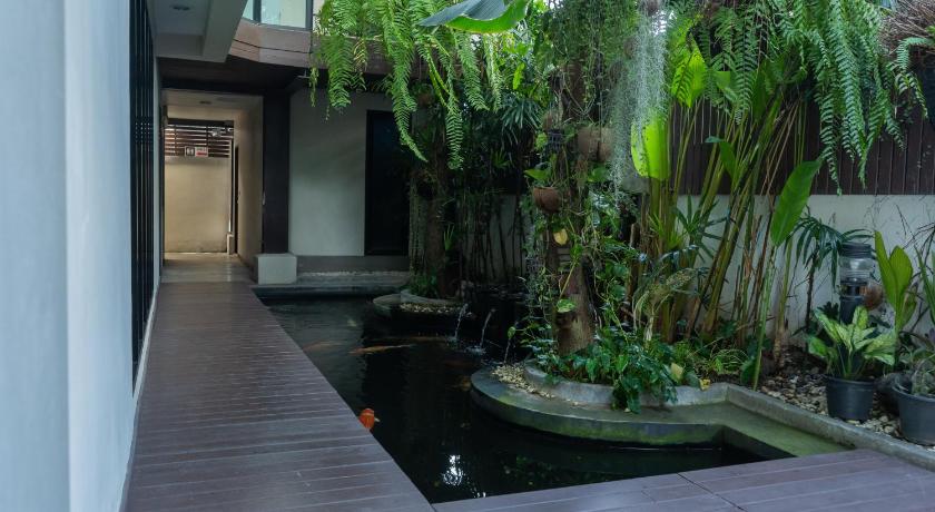 Third Rock Hostel – Bangkok, NY
