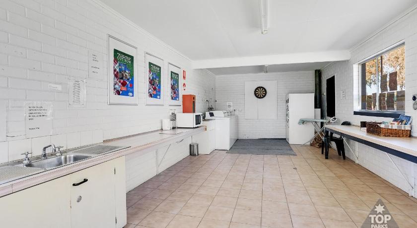 a kitchen with a sink and a counter top, Boomerang Way Tourist Park in Tocumwal