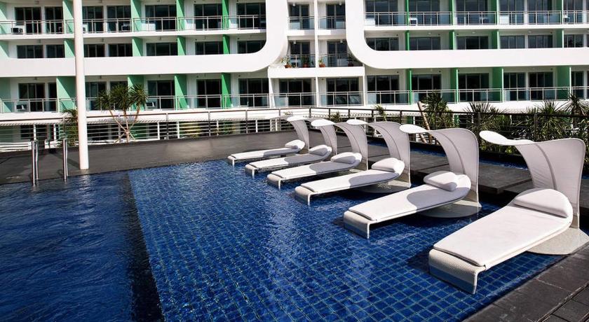 Azure C3 wavepool Balcony Wifi near mall airport photo
