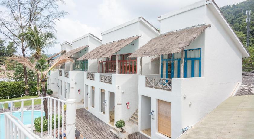 Image of Deluxe Double with Pool View 1