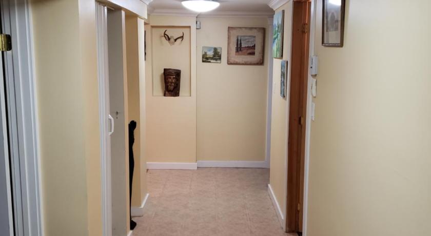 Surrey chic 2 bdrm basement unit photo
