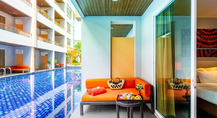 Image of Stylish Pool Access 9