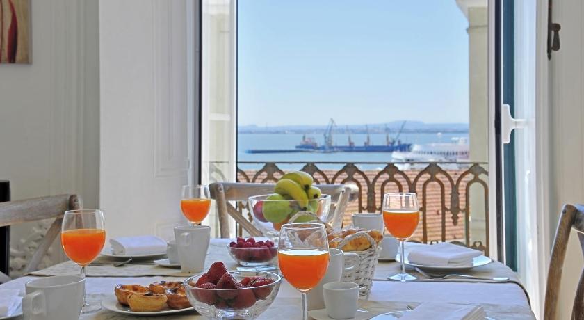 Localtraveling ALFAMA River View - Family Apartments — Hotel in Lisbon