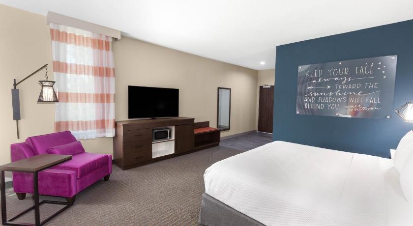 La Quinta Inn & Suites by Wyndham Houston East I-10