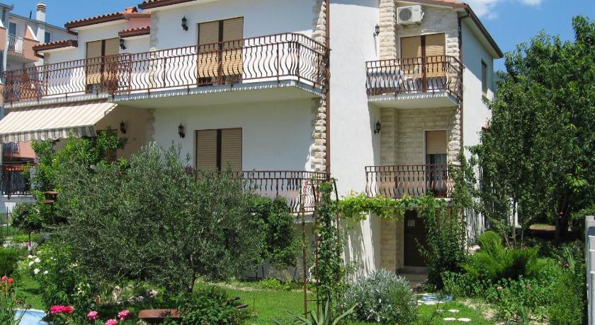 Apartments Bozana - with parking — Hotel in Kastela