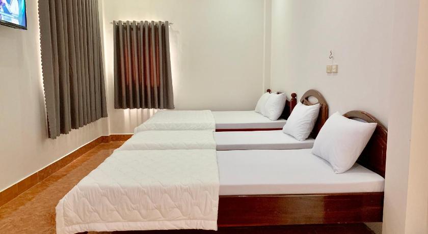 a hotel room with two beds and a television, PHUC LONG 2 HOTEL in Cần Thơ