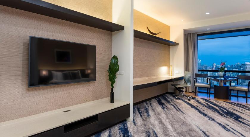 Image of Executive Deluxe King Room 11