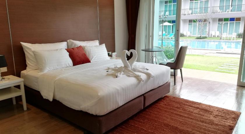 Image of Premier King Pool View 0