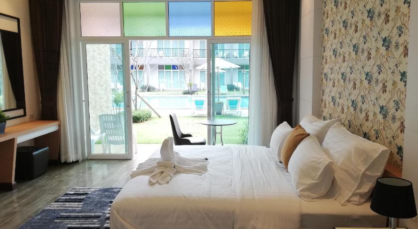Image of Premier King Pool View 4