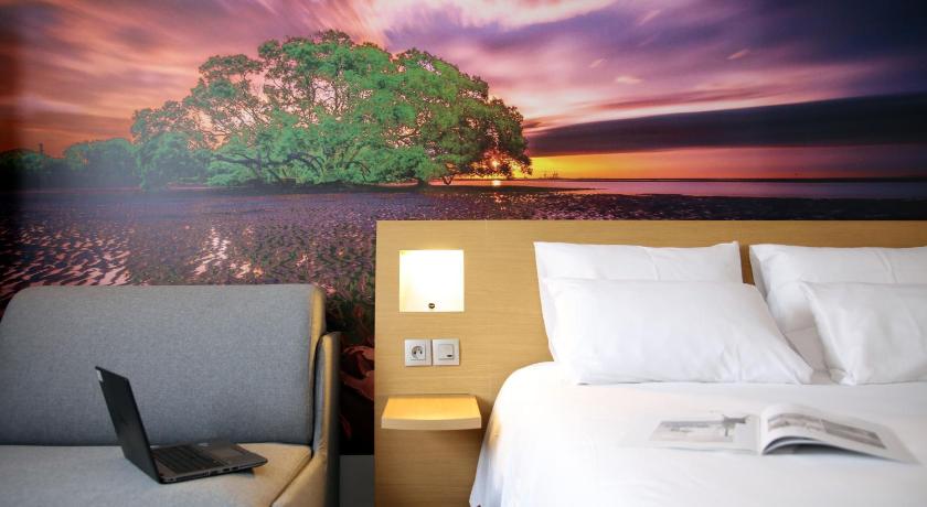 Image of Executive Room with 1 double bed and 1 sofa 6