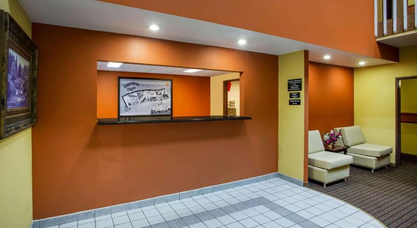 Super 8 By Wyndham Crawfordsville photo