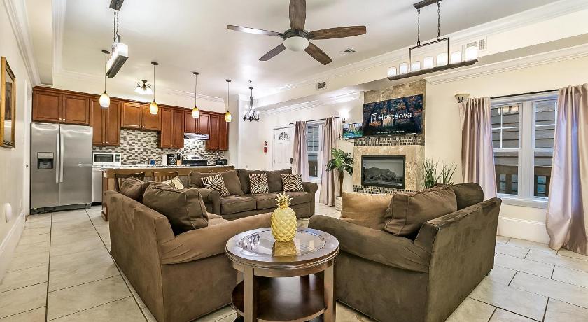 Spacious 4BR City Condo steps from St Charles Ave — Hotel in New Orleans (LA)