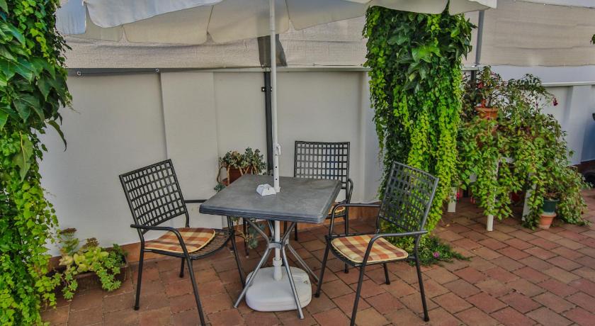 Apartments Paola — Hotel in Porec