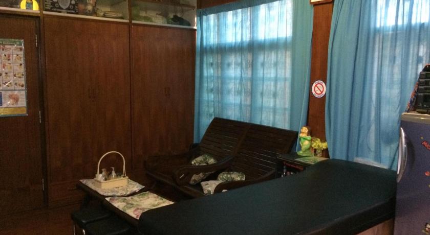 a living room with a couch and a coffee table, PEE HOMESTAY LOPBURI in Lopburi