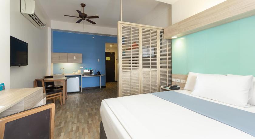 Image of 1 Queen Bed and 1 Bunk Bed, Suite, Sunset View, Non-Smoking 3