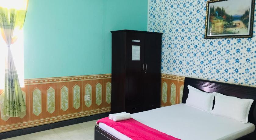a bedroom with a white bed and a blue wall, Tien Dat Motel in Pleiku (Gia Lai)