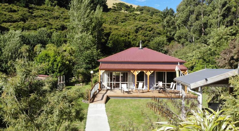 Koromiko Cottage at Lochsloy Farmstay Little River — Hotel in Little River