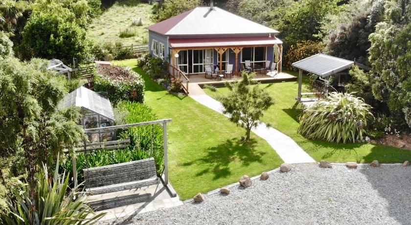 Koromiko Cottage at Lochsloy Farmstay Little River photo
