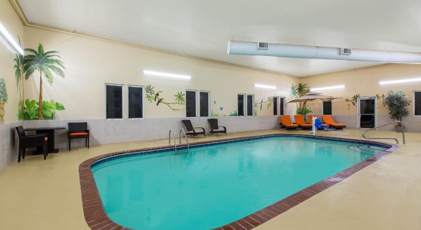 Super 8 By Wyndham Ottawa photo