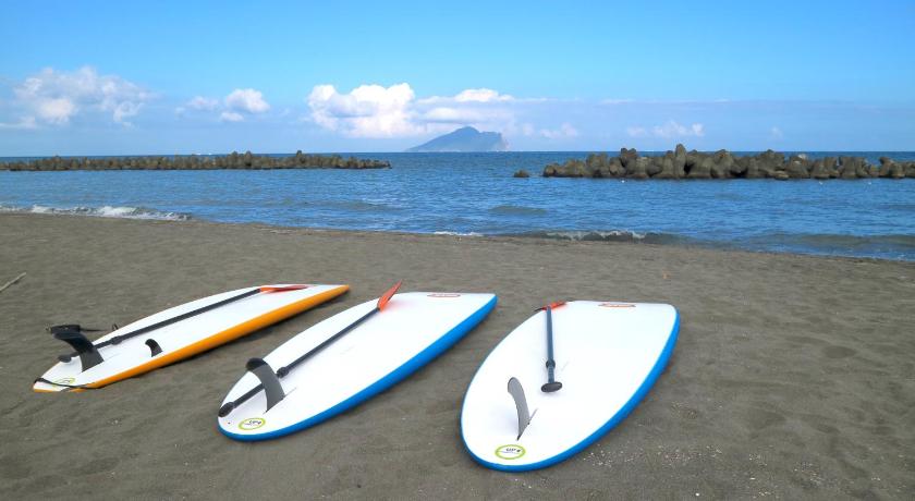 surfboards sitting on top of a beach, Kailan hotel in Yilan